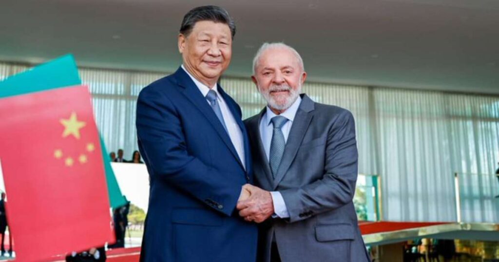 Lula ganha pedaço da Lua de presidente da China; entenda por que presente é histórico