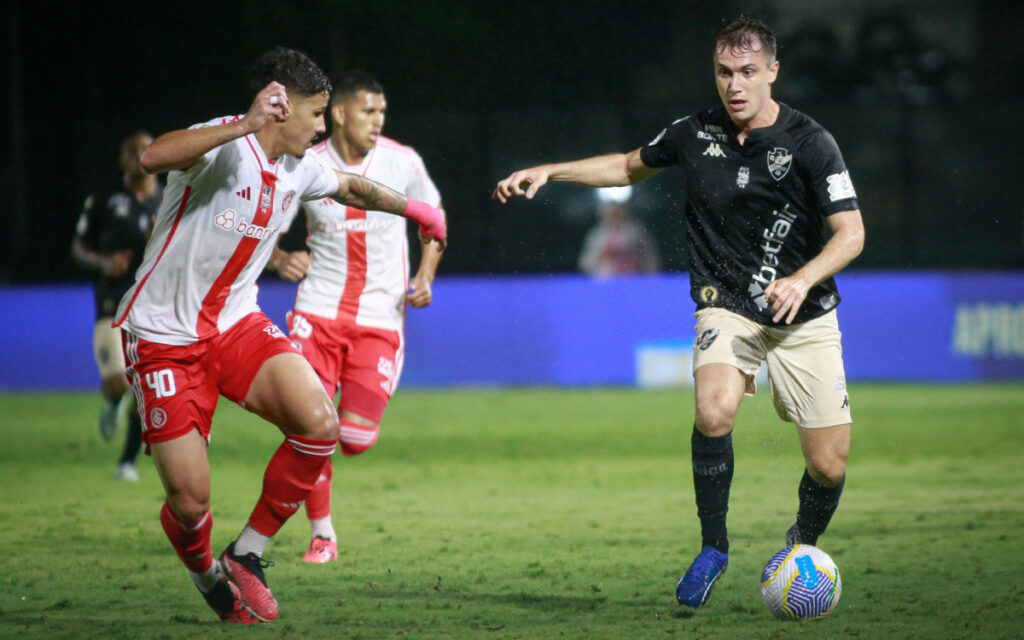 Vasco vai mal no segundo tempo e perde para o Internacional em São Januário | Vasco