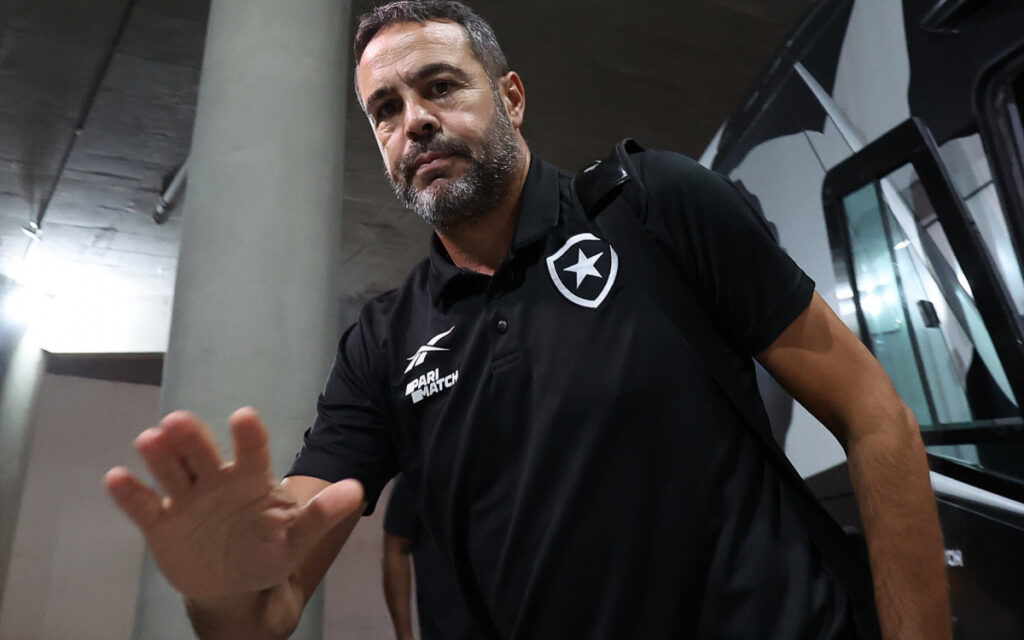 Treinador admite que Botafogo sentiu ‘peso’ de partida e projeta ‘final’ contra o Palmeiras | Botafogo