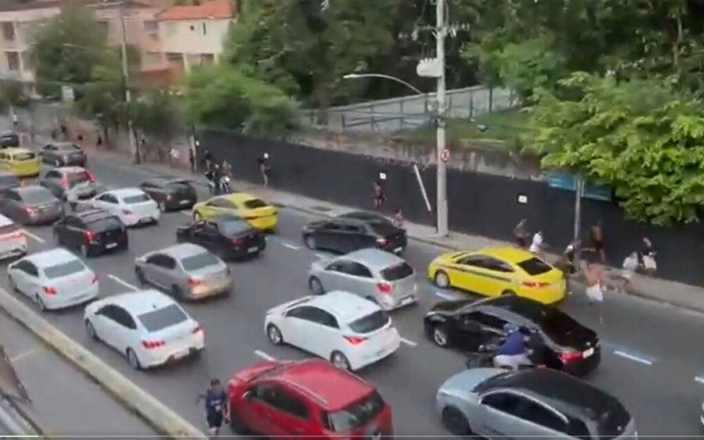 Vídeo mostra correria e confusão em perseguição da PM a adolescentes em Botafogo | Rio de Janeiro