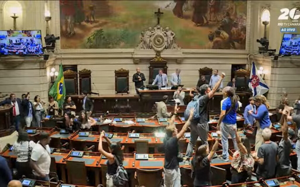 Vídeo: professores invadem plenário e paralisam votação que pode mudar plano de carreira da categoria  | Rio de Janeiro