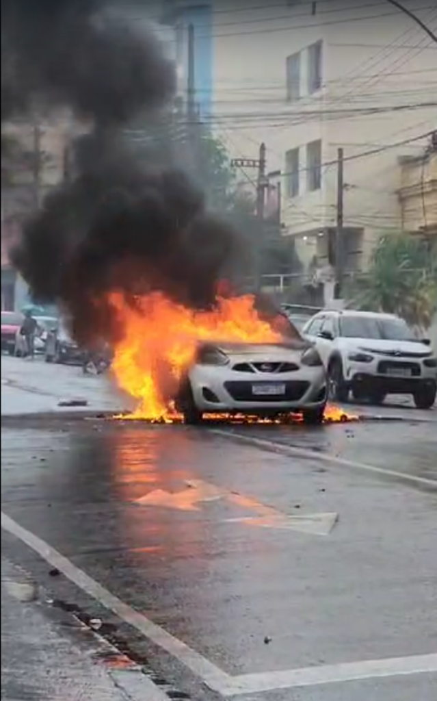 Carro pega fogo no Engenho de Dentro | Rio de Janeiro