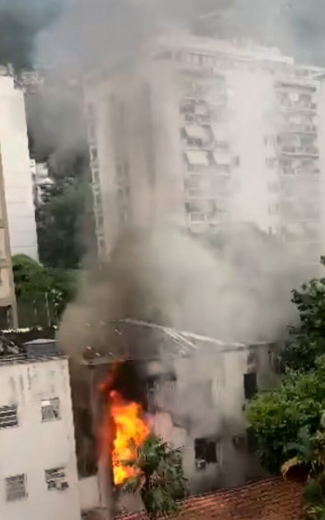 Incêndio atinge apartamento em Laranjeiras | Rio de Janeiro