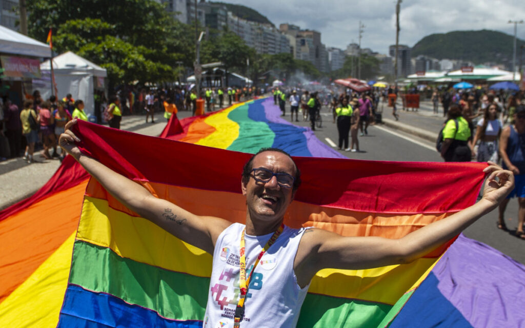 Parada do Orgulho LGBTQIA+ Rio colore Praia de Copacabana | Rio de Janeiro