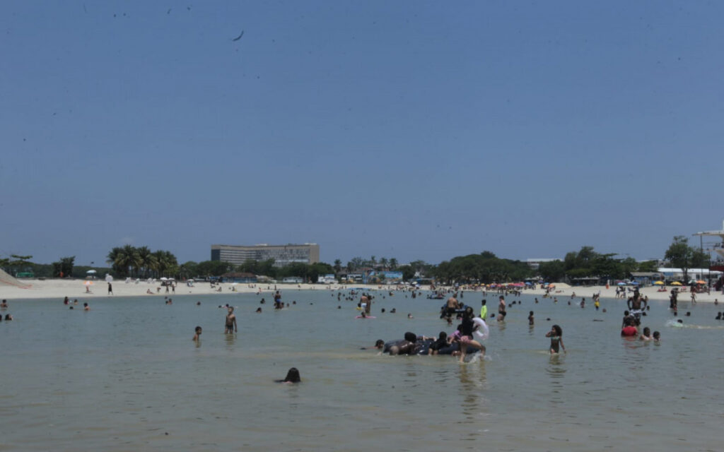 Cariocas aproveitam feriado de calor no Piscinão de Ramos | Rio de Janeiro