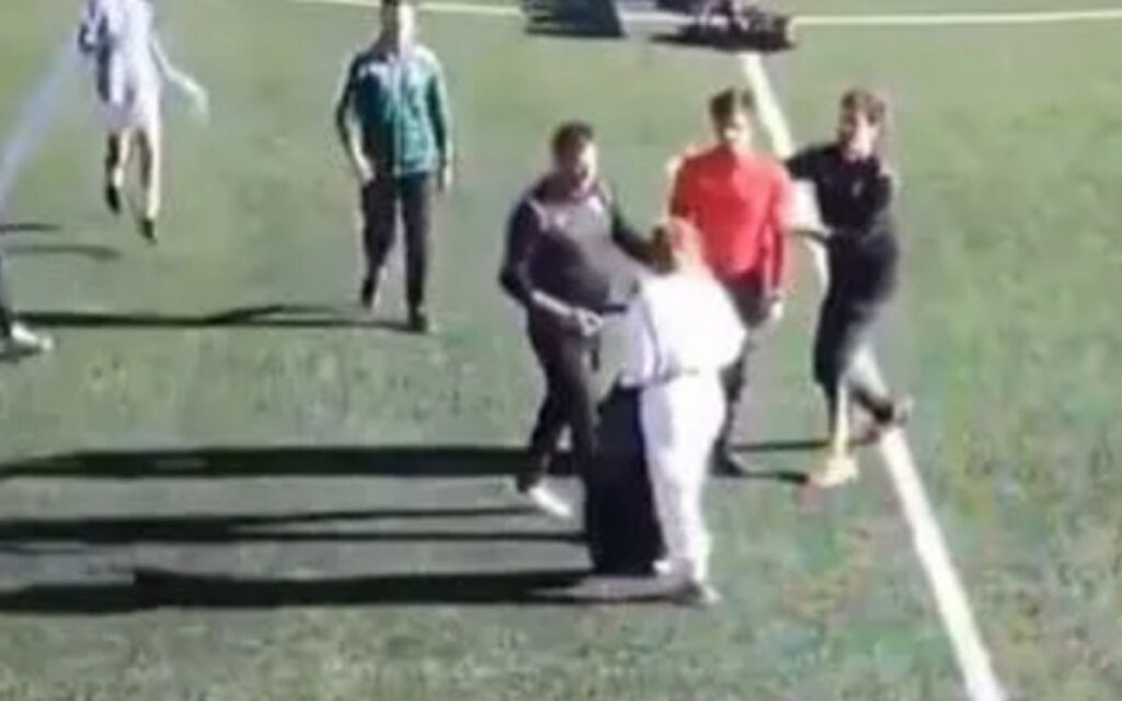 Vídeo! Mãe de jogador invade campo e agride árbitro durante partida de futebol na Espanha | Esporte