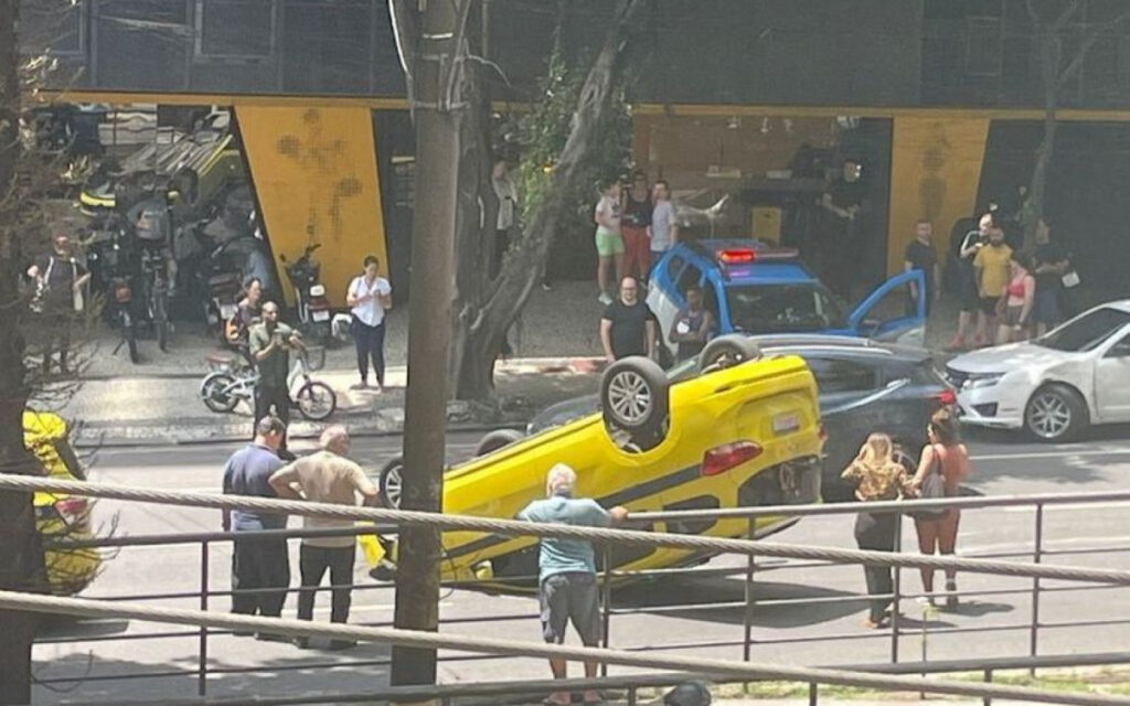 Táxi capota depois de bater em carro no Humaitá | Rio de Janeiro