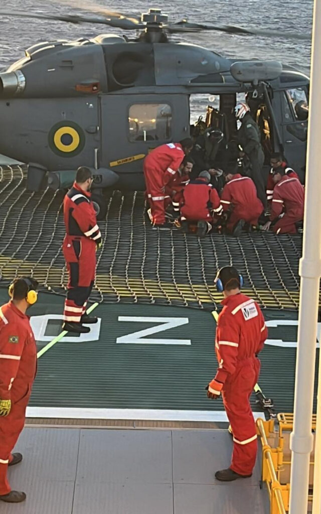 Marinha do Brasil resgata tripulante com suspeita de derrame em navio mercante | Rio de Janeiro