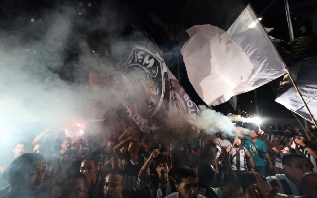 Vídeo! Torcida do Botafogo faz festa no Nilton Santos antes de jogos decisivos | Botafogo