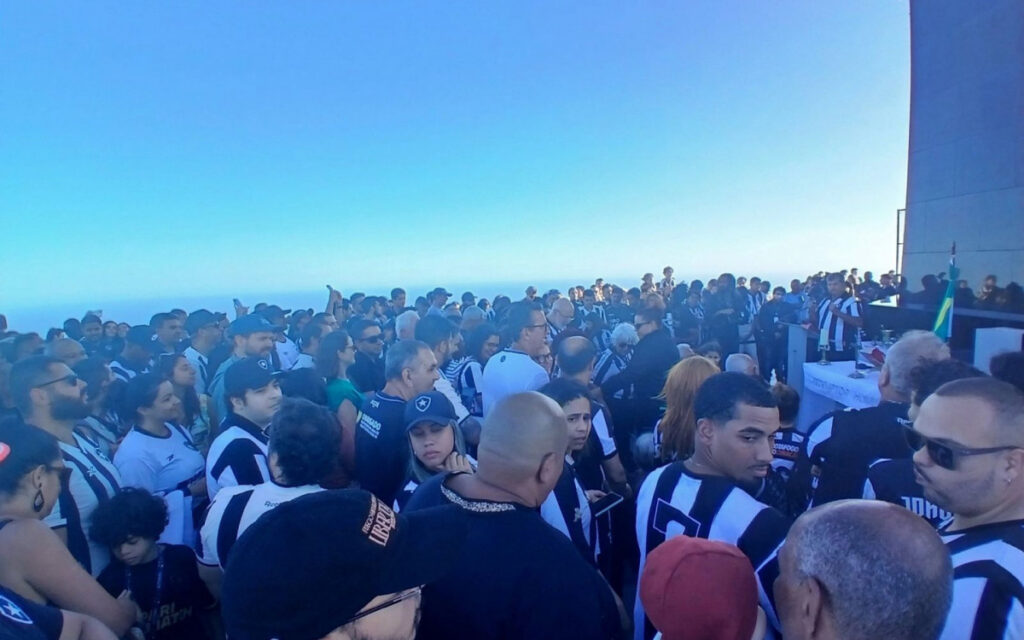 Torcedores do Botafogo participam de missa no Cristo Redentor antes de decisões | Botafogo