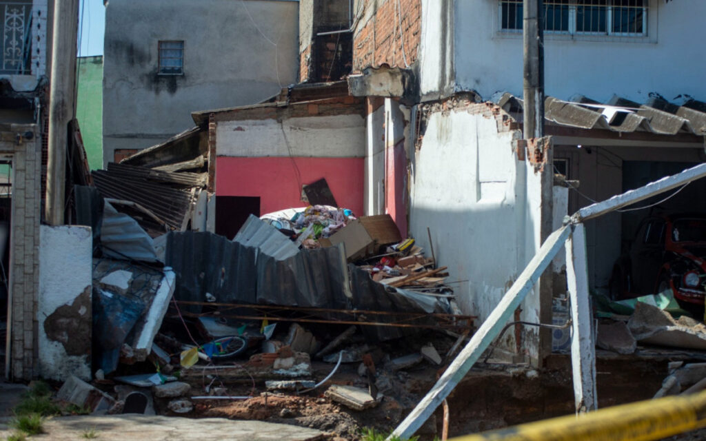 Rompimento de adutora provoca morte e desabamento de casas em Rocha Miranda | Rio de Janeiro