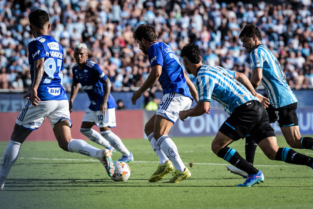 Racing bate o Cruzeiro e conquista a Sul-Americana