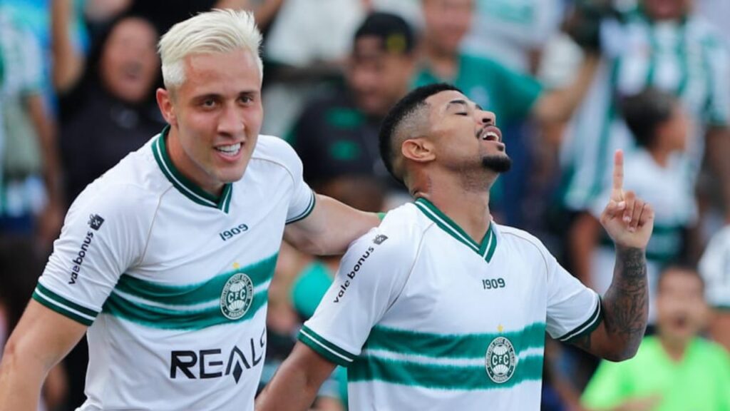 Artilheiro do Coritiba tem futuro indefinido e atrai clubes da Série A