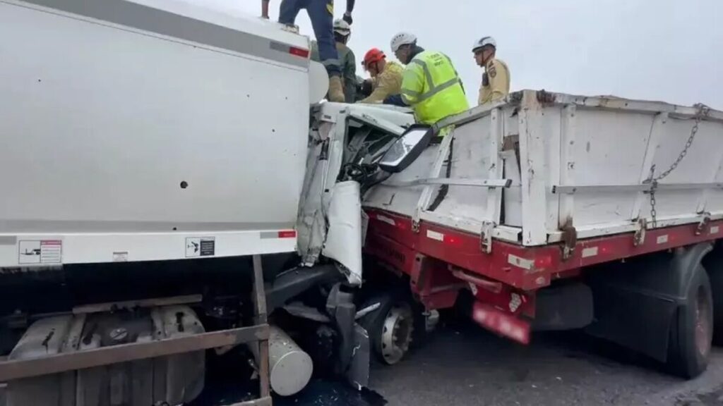 Caminhoneiro é resgatado de helicóptero após colisão no Paraná