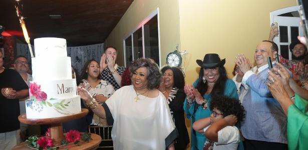 Alcione comemora aniversário com amigos e familiares