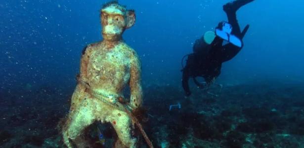 Como a estátua de um macaco foi parar no fundo do mar do Ceará?