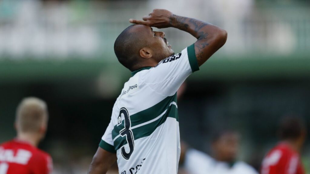 Reforço Alan Costa virou meme após drible no Coritiba