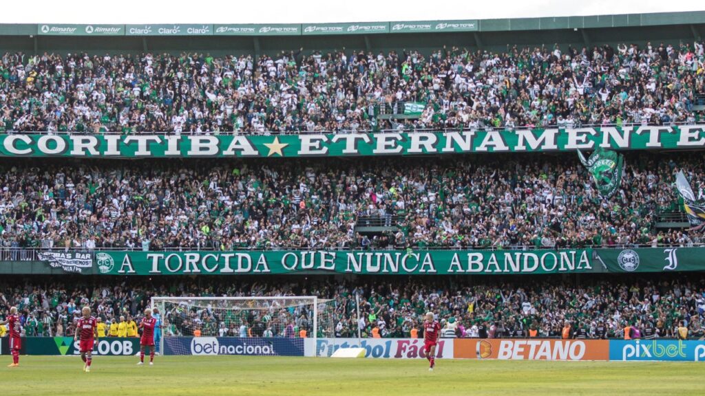 Coritiba aumenta média de público em pior campanha da história