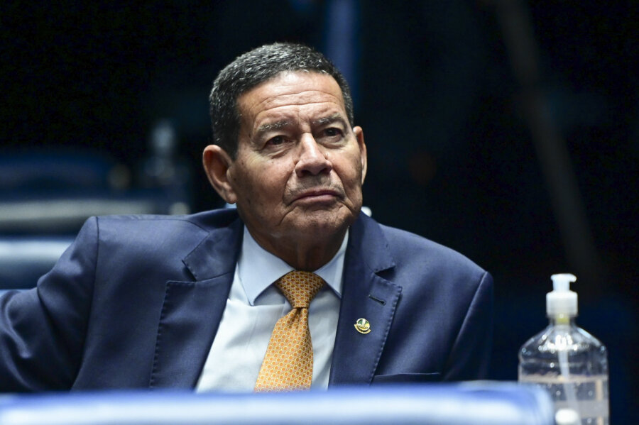 Hamilton Mourão, ex-vice de Bolsonaro, é o mais oposicionista do Senado