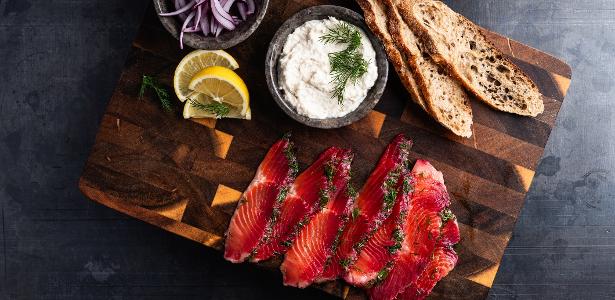 Já comeu gravlax? Aprenda a fazer essa boa opção para um lanche proteico