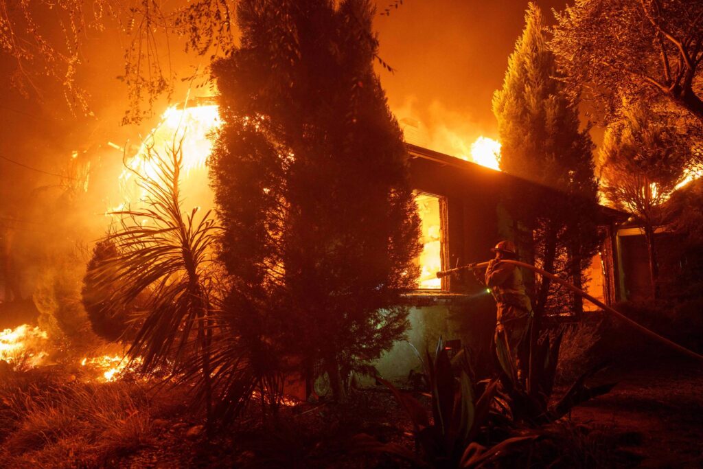 Mega incêndio atinge Los Angeles e deixa mais de 30 mil desabrigados – 08/01/2025 – Mundo