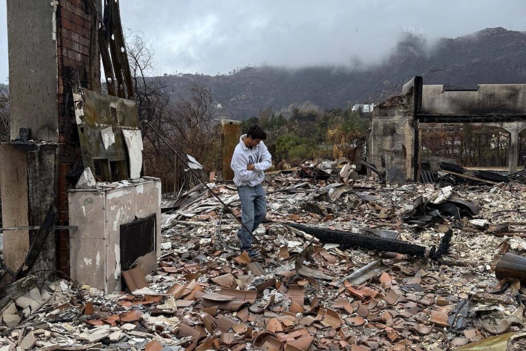 Incêndio em LA: ‘Seguro não cobre cama que foi do Lennon’ – 28/01/2025 – Rede Social