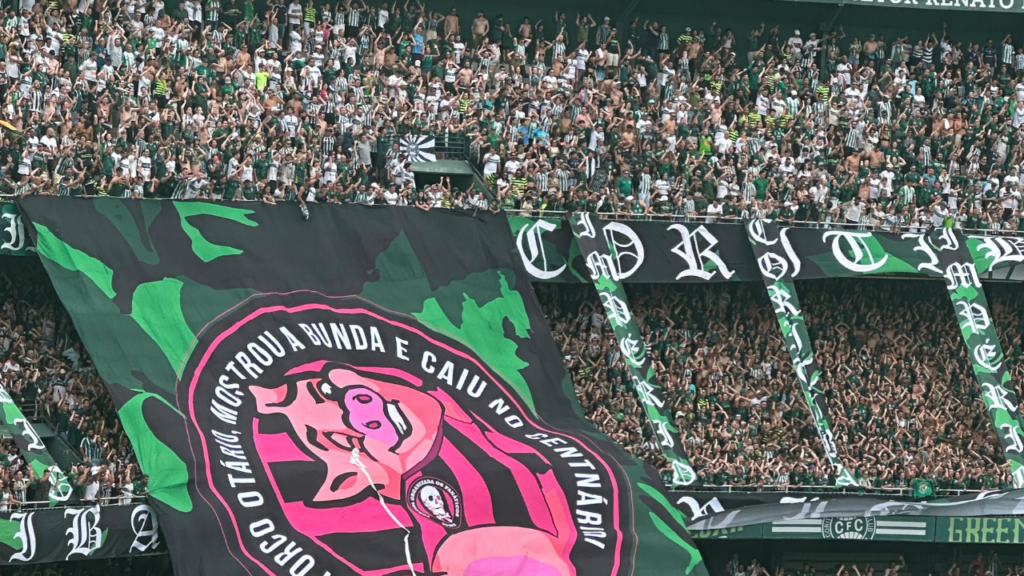 Organizadas do Coritiba voltam com bandeirão polêmico no Atletiba