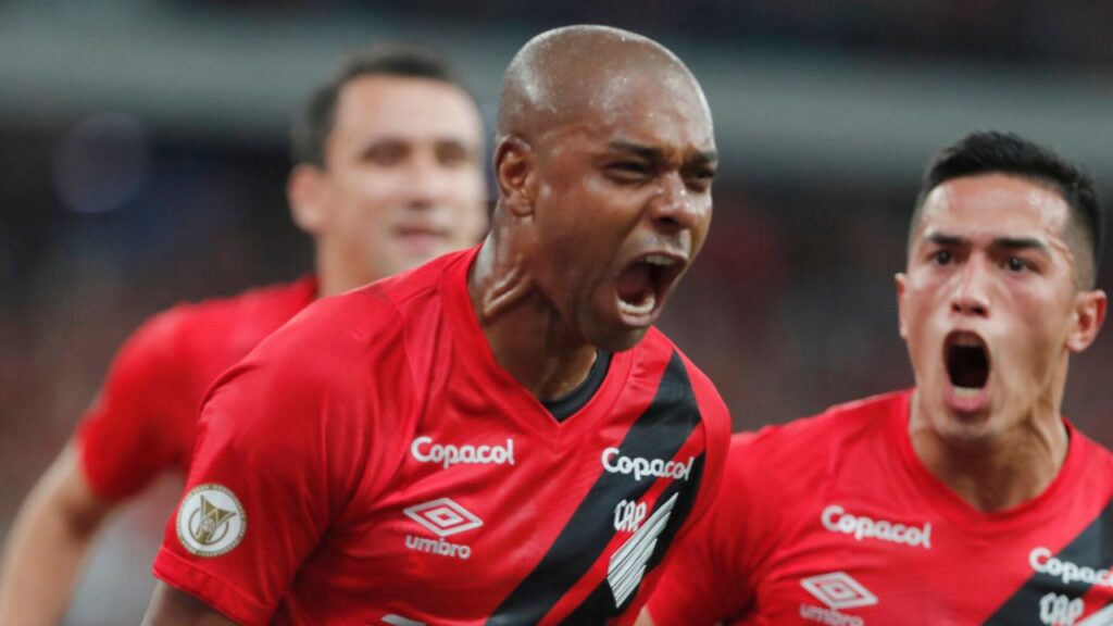 Sem proposta, volante Fernandinho se despede do Athletico após rebaixamento