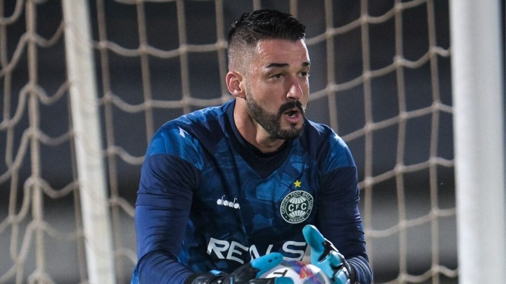 Veterano, goleiro se emociona com vitória