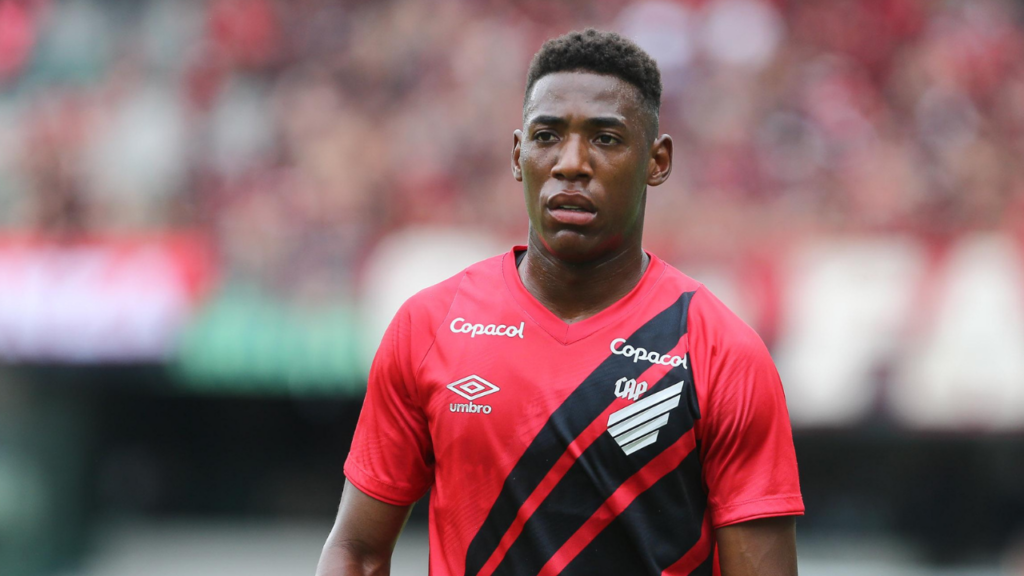 Torcedor do Coritiba chama Léo Pelé de macaco no Atletiba; veja vídeo