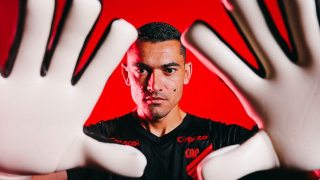 Athletico anuncia goleiro Santos; relembre momentos do camisa 1