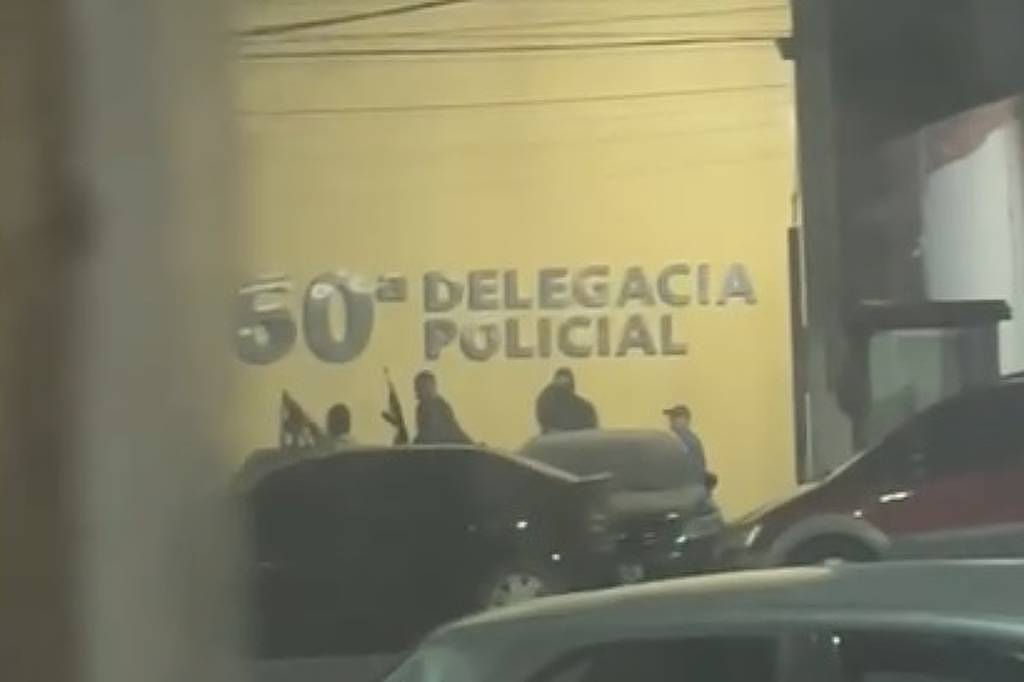 RJ: polícia derruba casa de suspeito de atacar delegacia – 18/02/2025 – Cotidiano