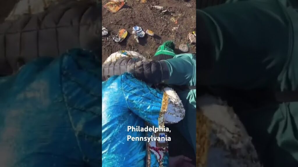 They found love at the eagles parade #philadelphia