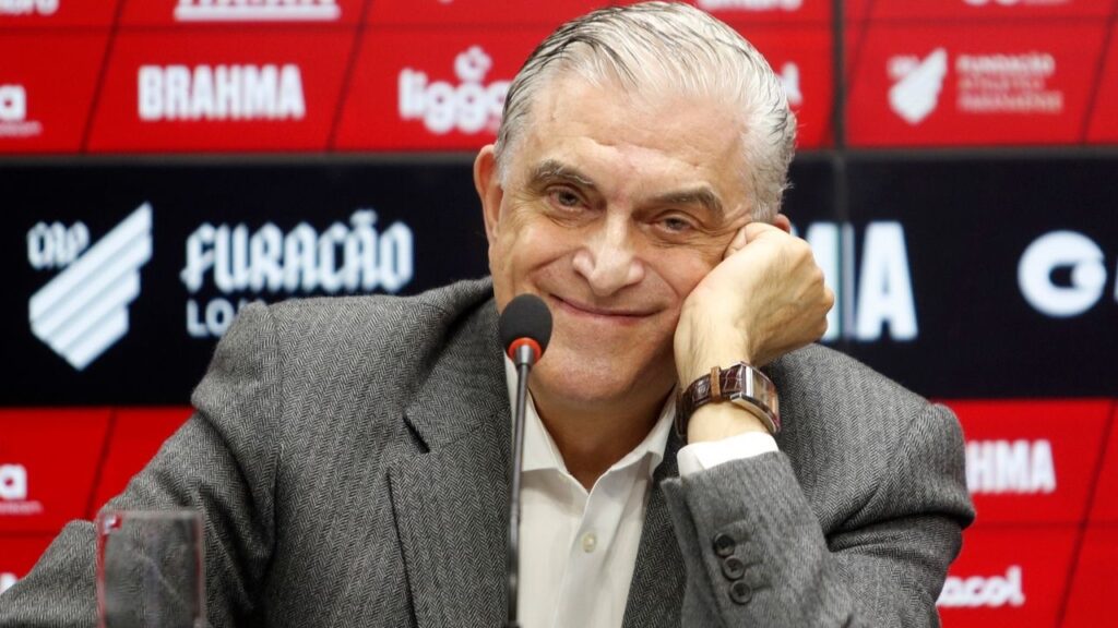 Petraglia faz aniversário como vilão e alvo da torcida do Athletico