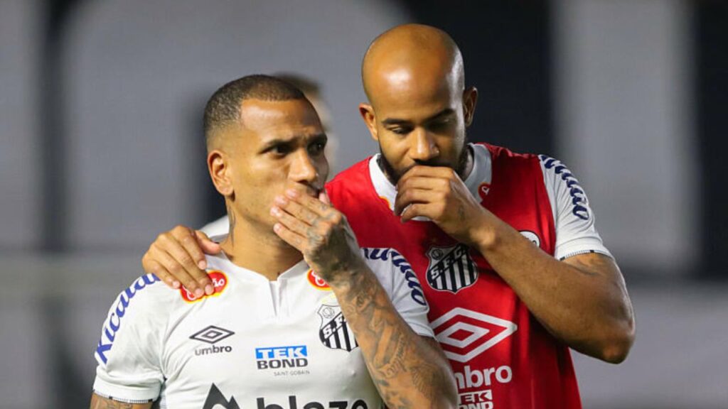 Athletico negocia contratação de meia ex-Santos