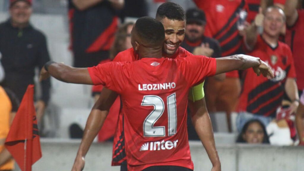 Técnico se diz surpreso com gol de Leozinho