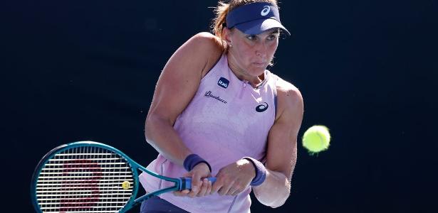 Bia é quebrada cinco vezes e cai na estreia no WTA 1000 de Doha