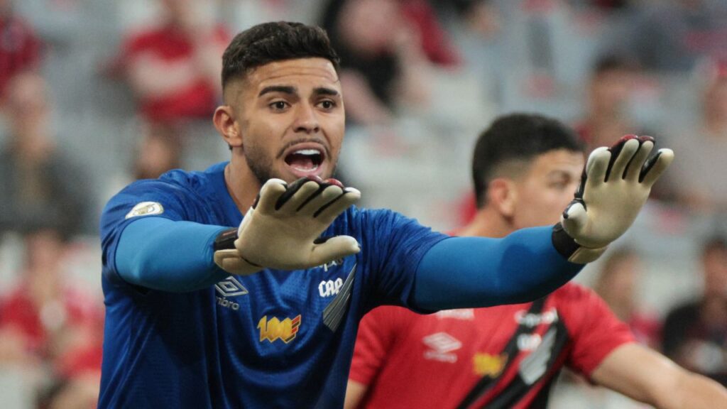 Mycael explica curtida em post de Neymar sobre sintético