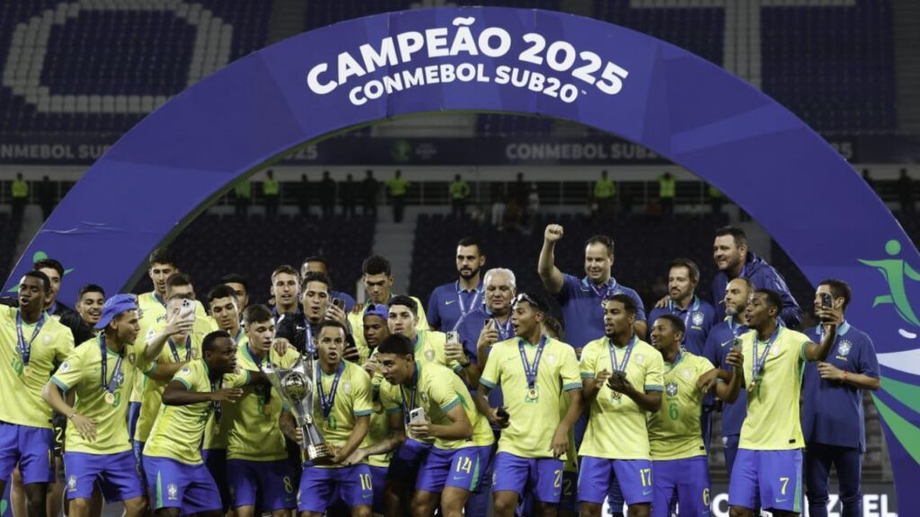 Ex-Coritiba, Thiago Kosloski celebra bicampeonato com a seleção