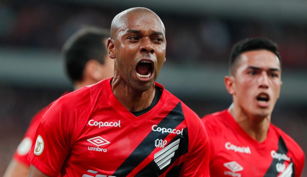 Athletico ou Manchester City? Fernandinho recebe proposta